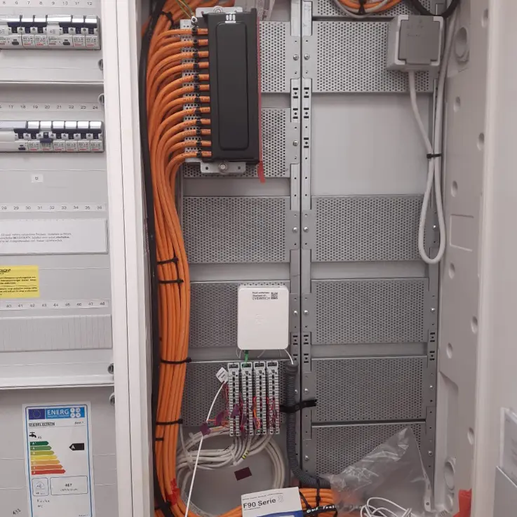 Elektroschrank geöffnet